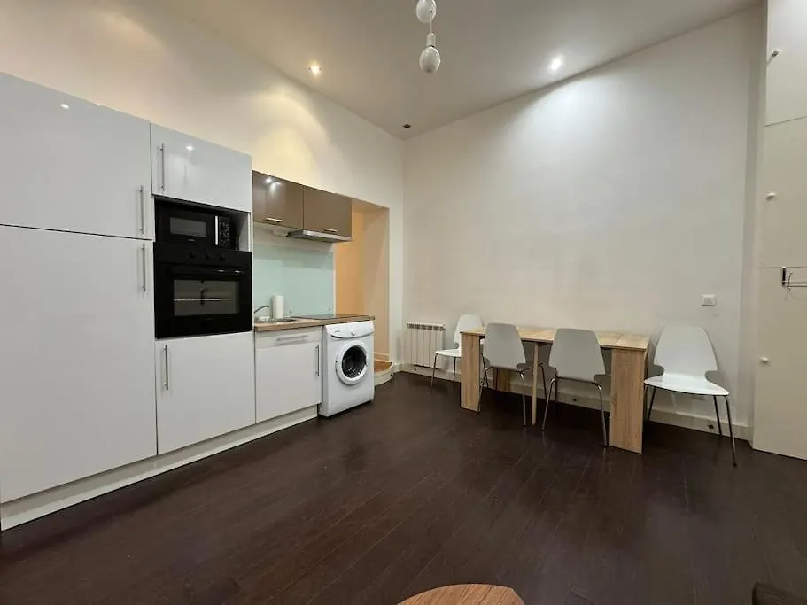 Awesome 2Br 5 Min To Arc De Triomphe Apartment Paris France